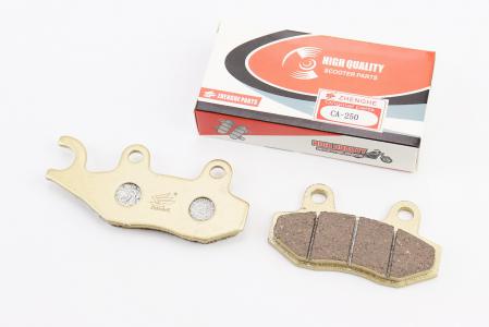 Гальмівні колодки (дискові) ліве вушко 50;MBX 50/LIFAN/KYMCO-Pulsar/LONCIN, комплект 2 шт, жовті до скутера 125-150сс 4Т Viper-RACE/STORM/CG/СВ/HONDA-LS125;NSR
